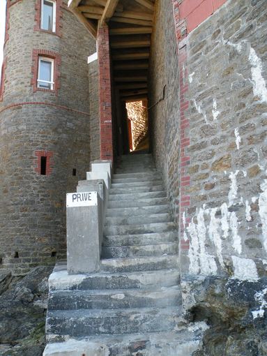  escalier d'accès à une villa depuis la mer